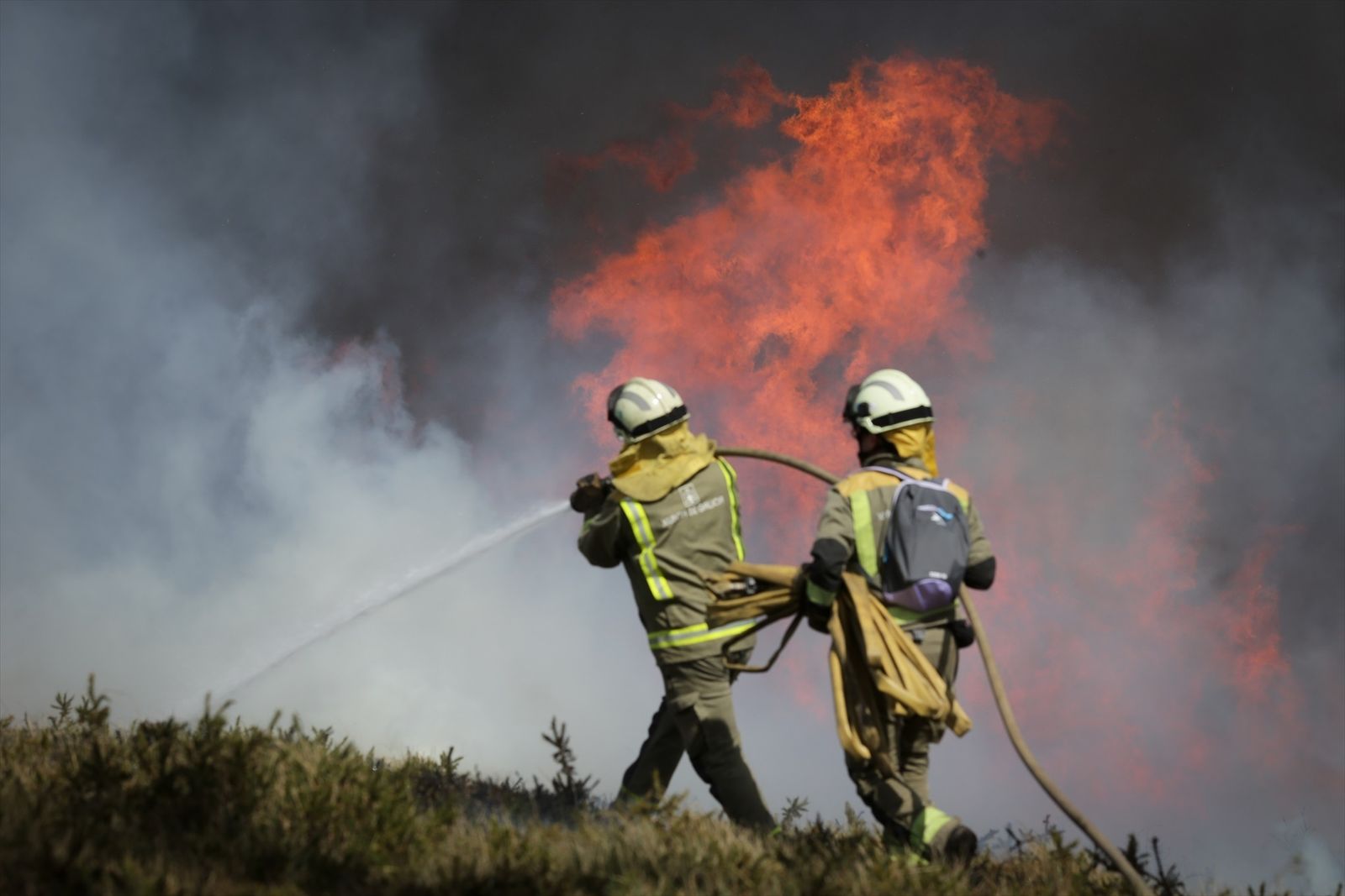 Efectivos de la Xunta trabajan en la extinción del fuego en Baleira, Lugo