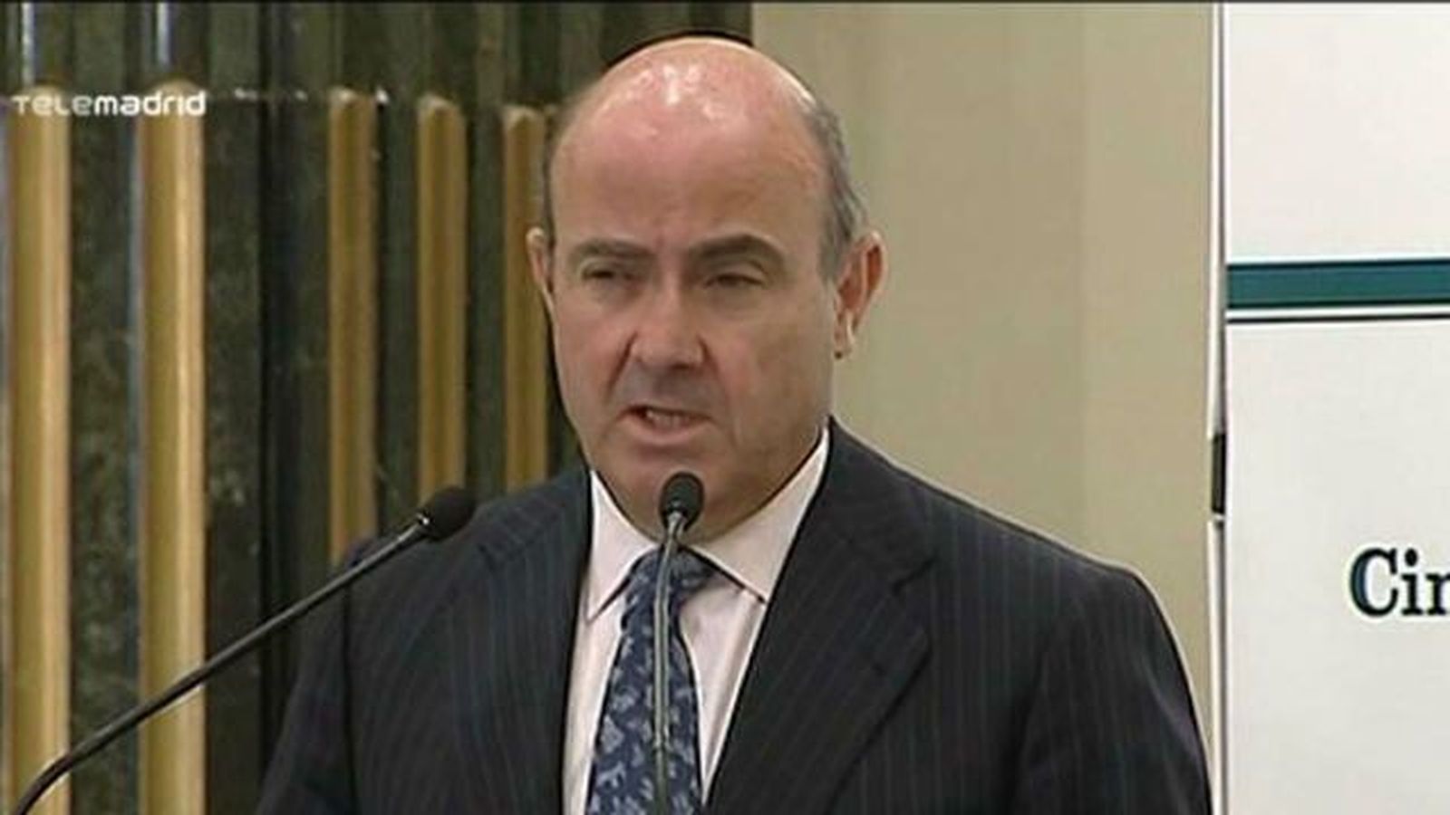 De Guindos avisa de que Podemos puede poner a España en peligro de rescate