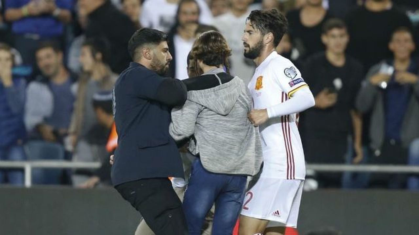 Seis espectadores, uno con cuchillo, detenidos antes de acercarse a Isco