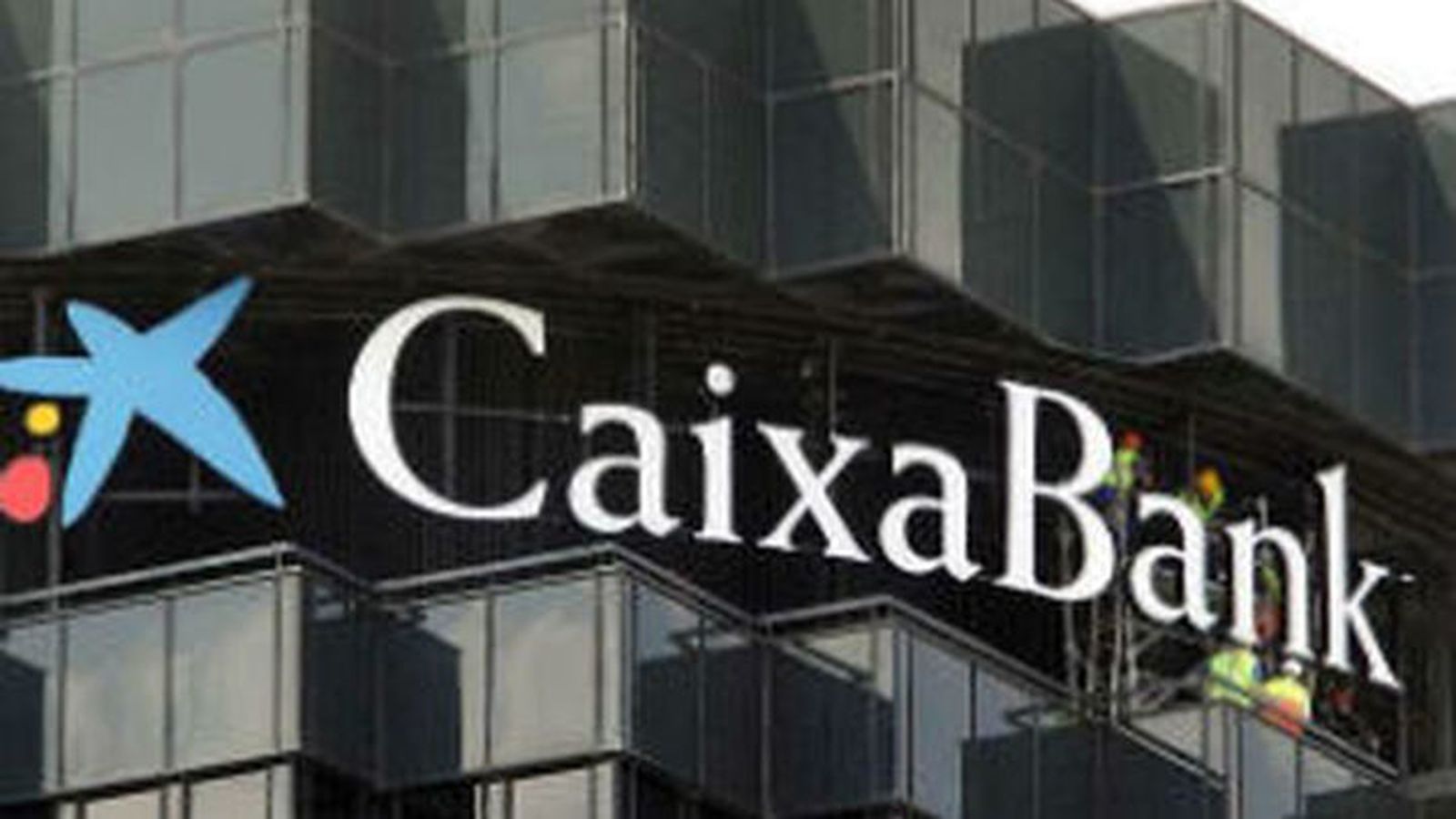 CaixaBank rebaja las salidas de sus trabajadores por el ERE