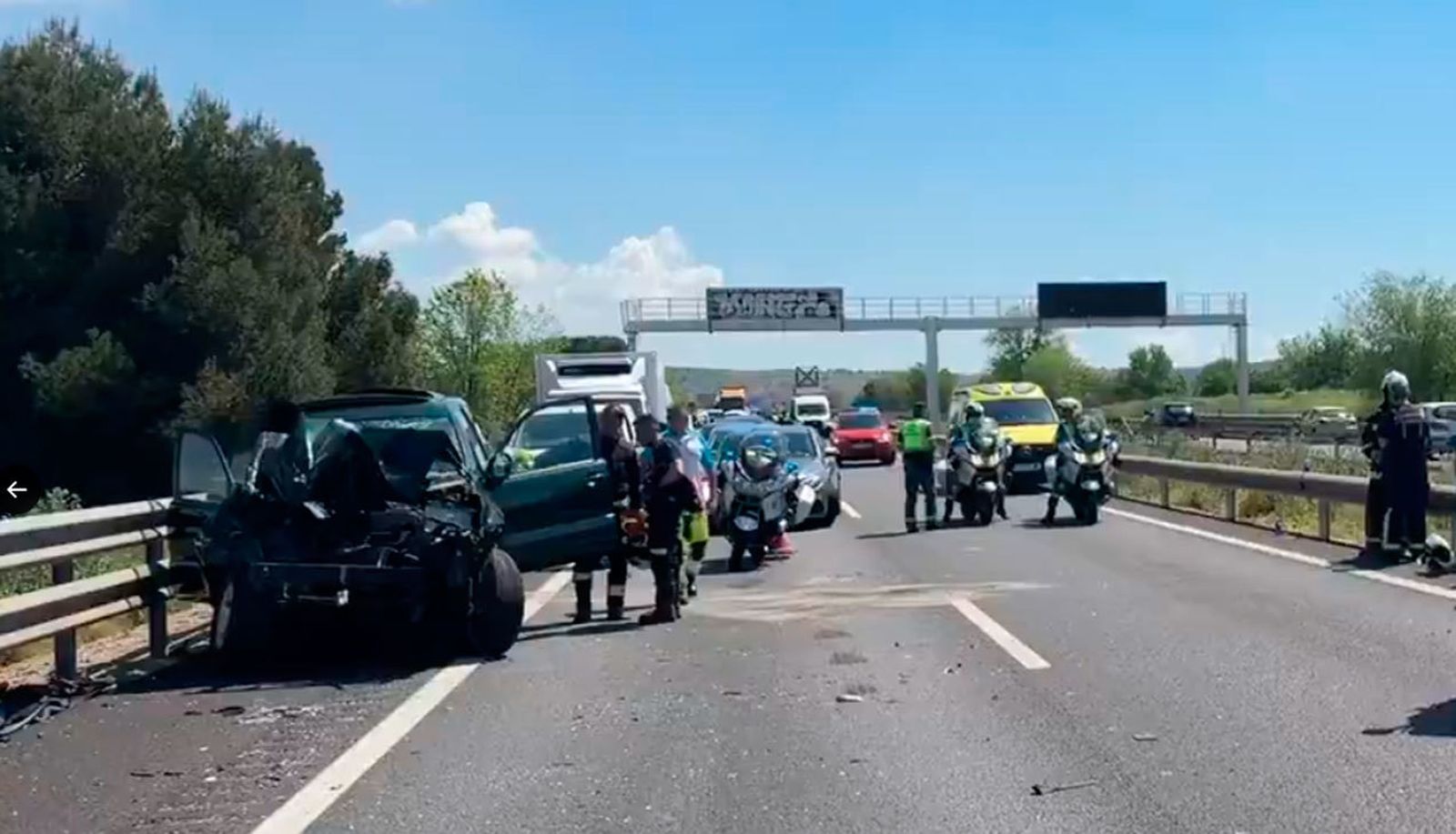 Dos heridos graves tras chocar un todoterreno contra un camión en la A-3