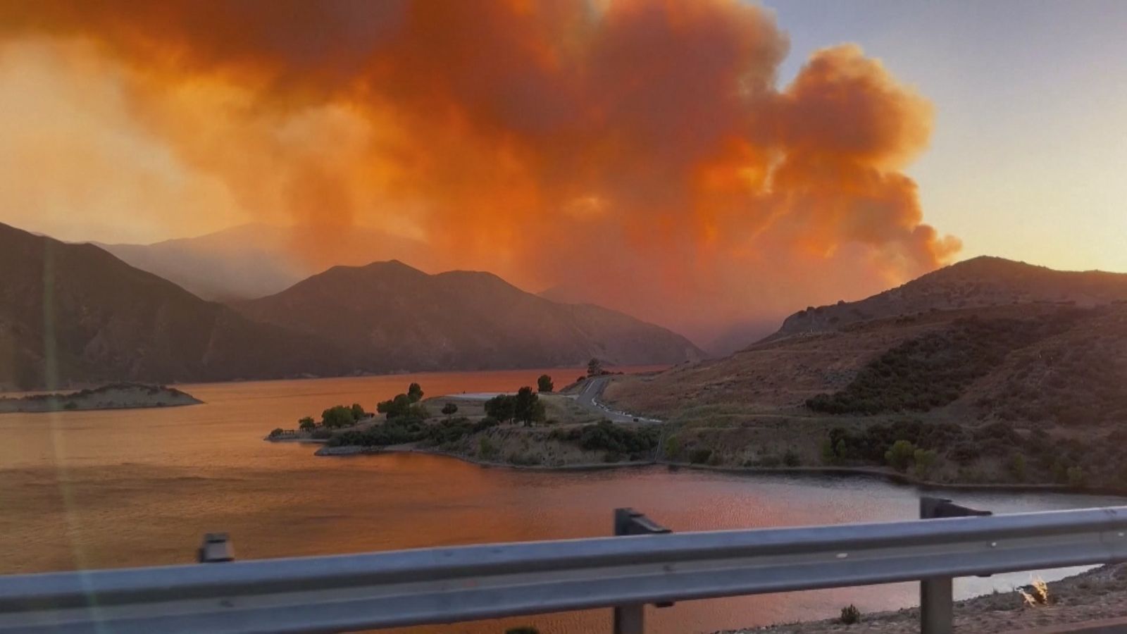 California lucha contra varios incendios avivados por los fuertes vientos