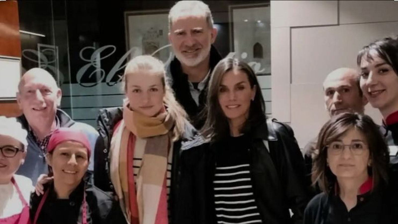 Los reyes y la princesa Leonor, con el equipo de un restaurante en la localidad zaragozana de La Almunia de Doña Godina