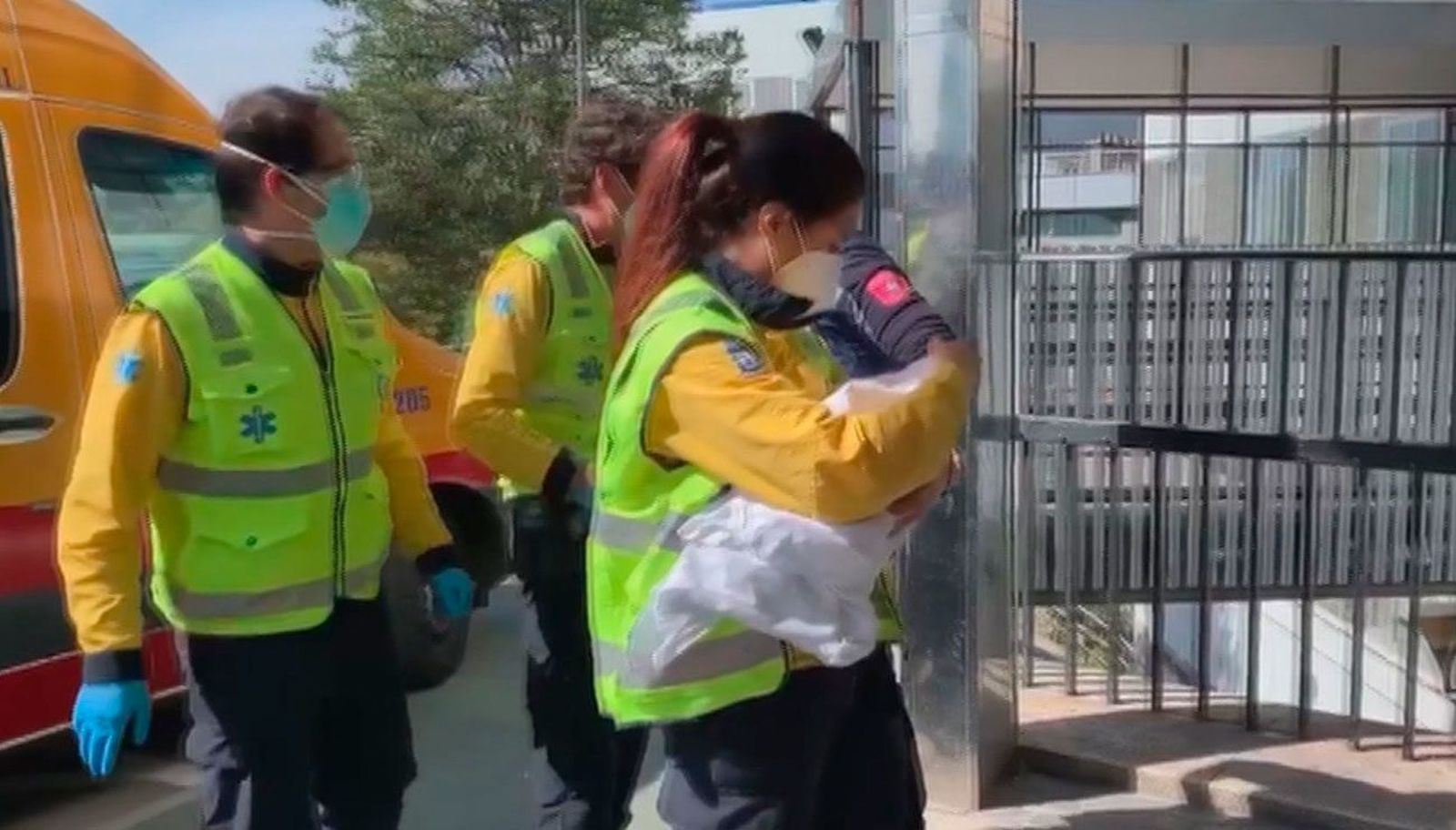 La Policía busca a la madre del bebé abandonado en un portal de Fuencarral