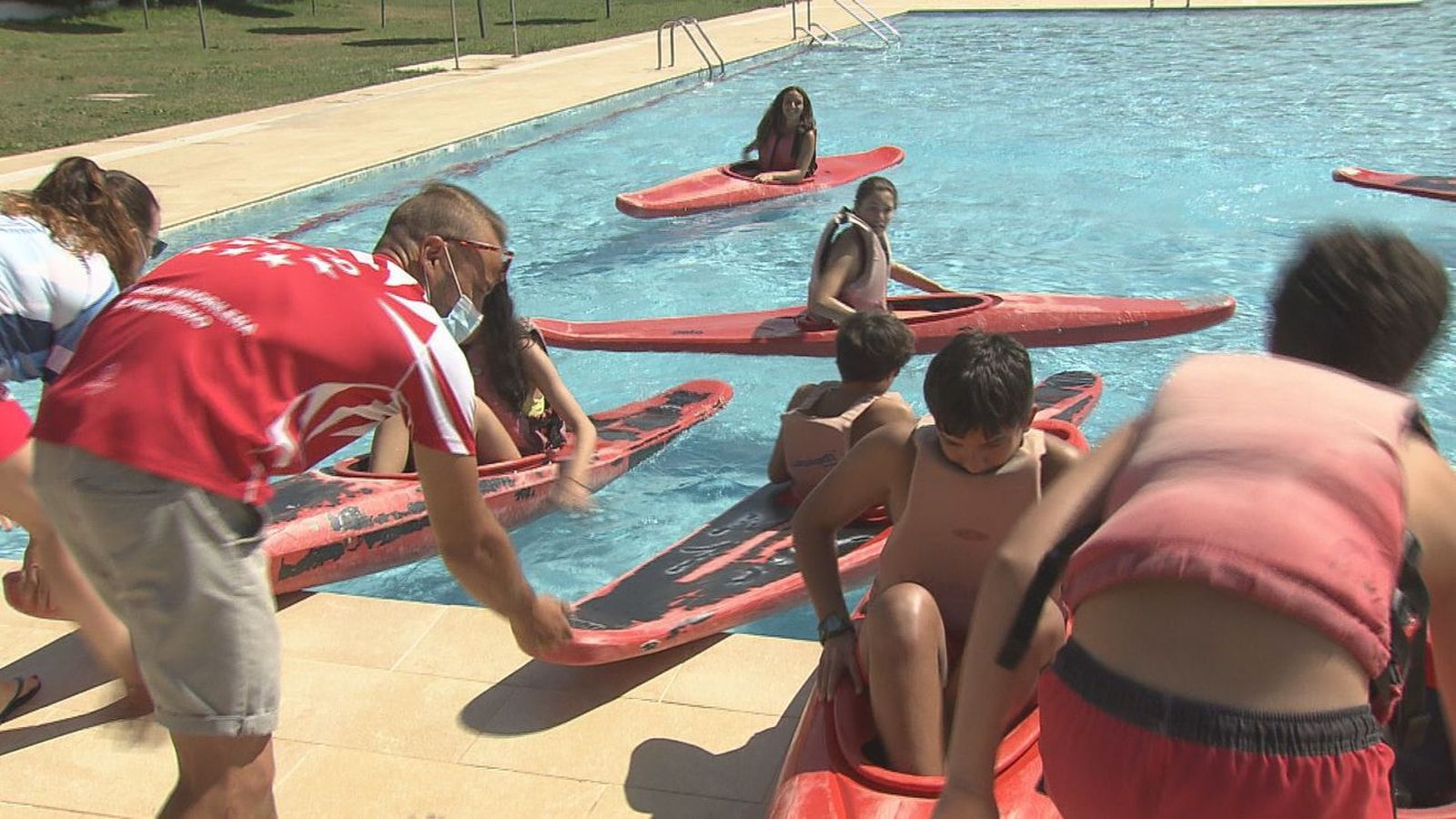 Actividad acuática en un campamento de verano