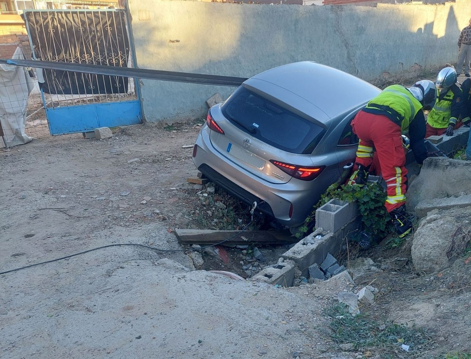 El coche atrapado en una zanja, en Coslada, tras tratar de huir de la Policía Local