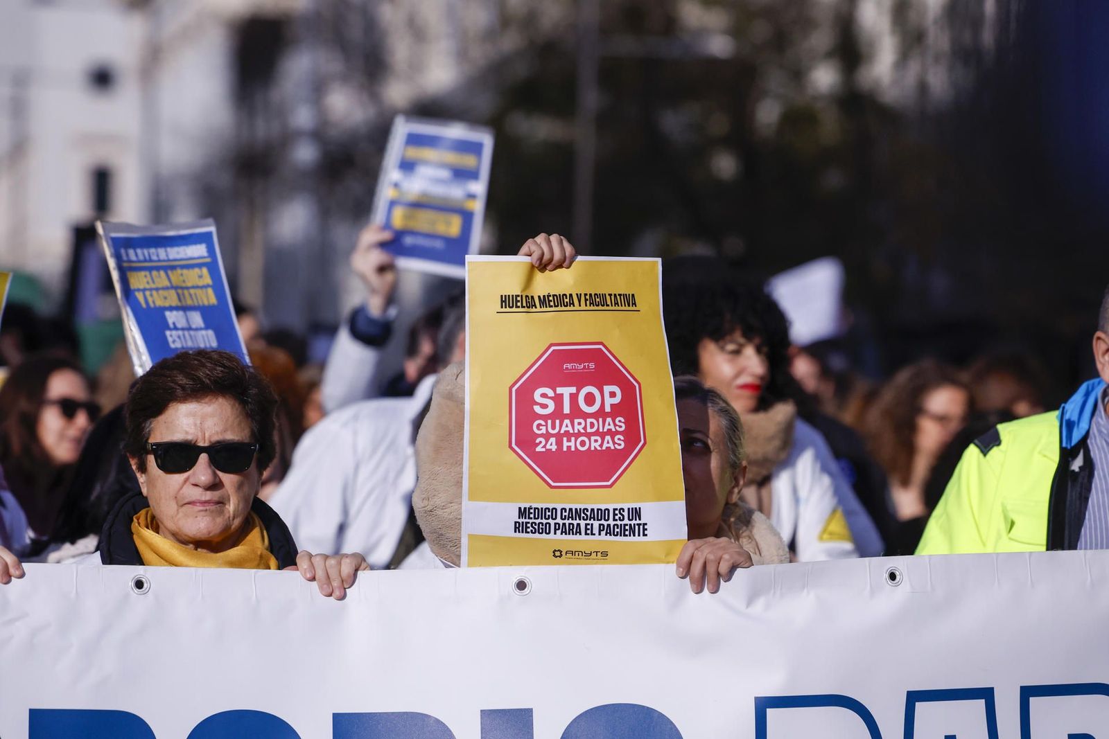Los sindicatos médicos 'puentean' a la ministra y recurren a Sánchez