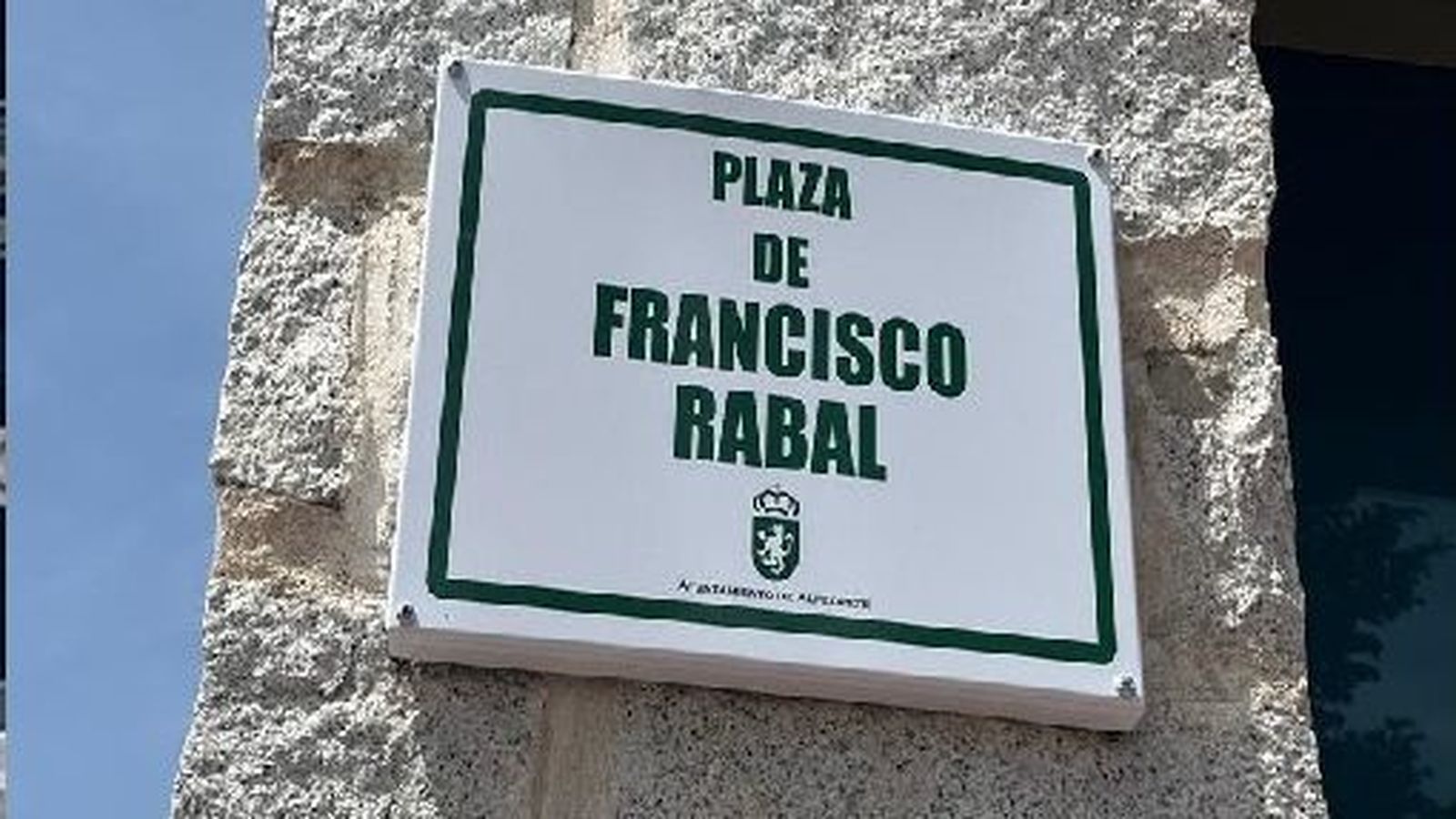 Placa en la plaza dedicada al actor Francisco Rabal en Alpedrete