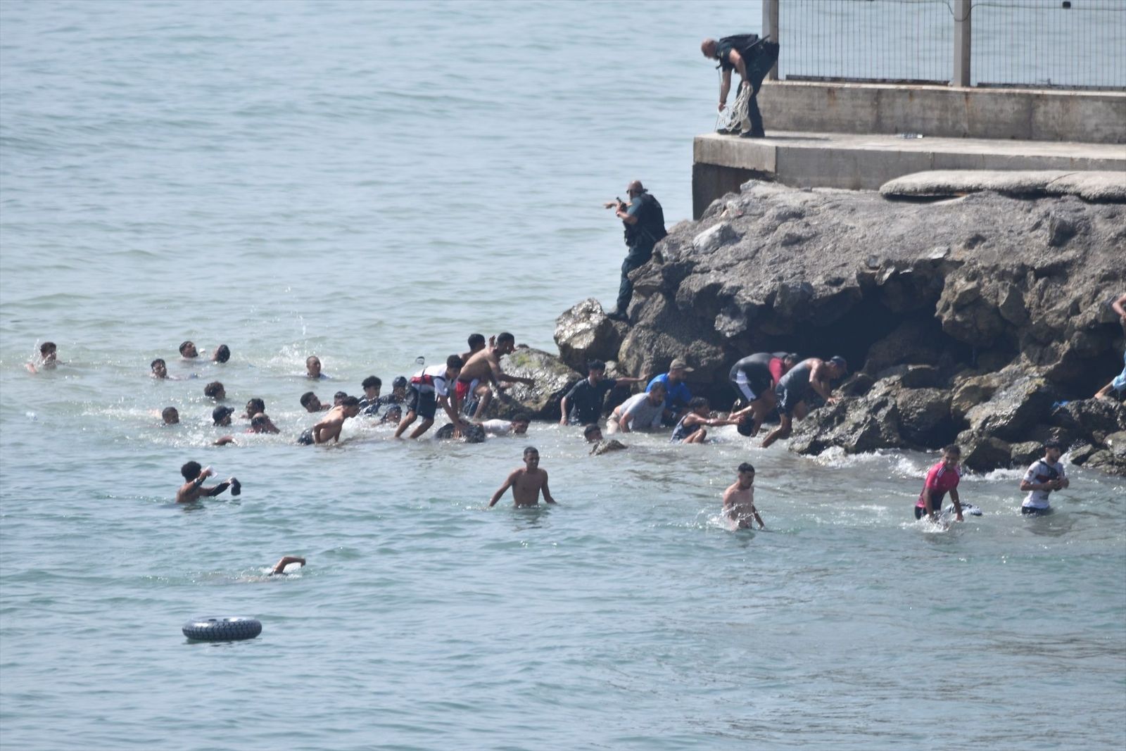 La nueva crisis migratoria en Ceuta desborda a las autoridades que piden ayuda al Gobierno
