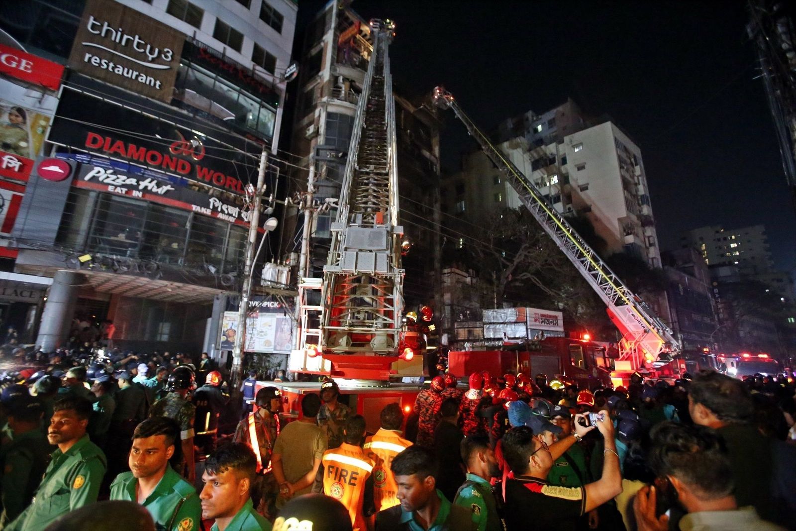 45 muertos en el incendio de un centro comercial en Bangladesh