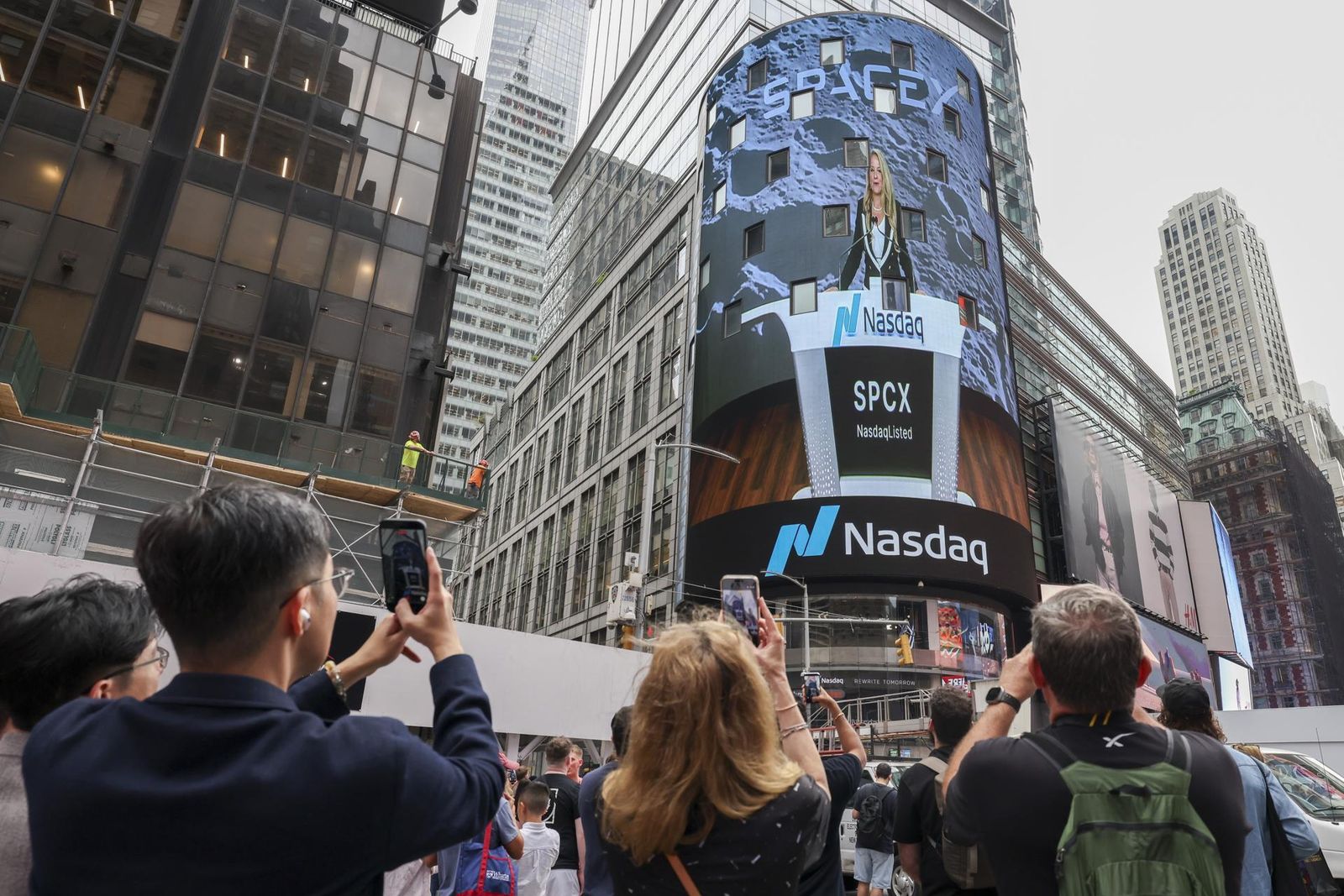 SpaceX sube un 19% en su debut en bolsa y supera los 2 billones de dólares de valoración