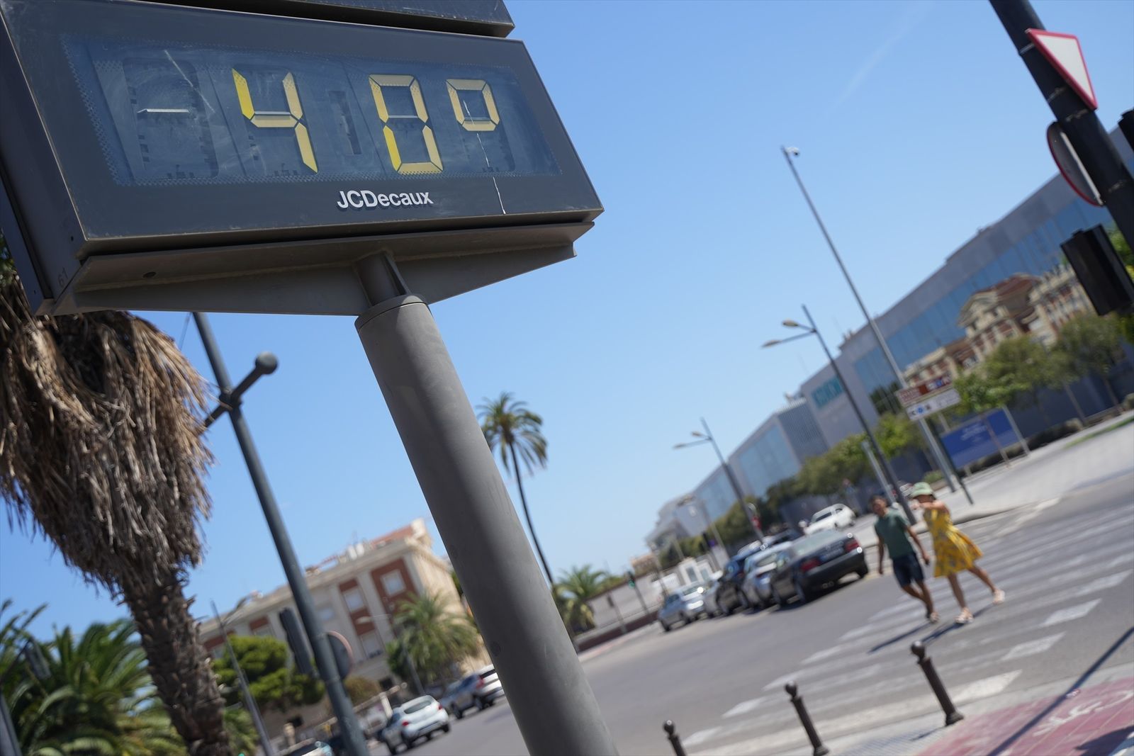 Un termómetro marca 40º de temperatura