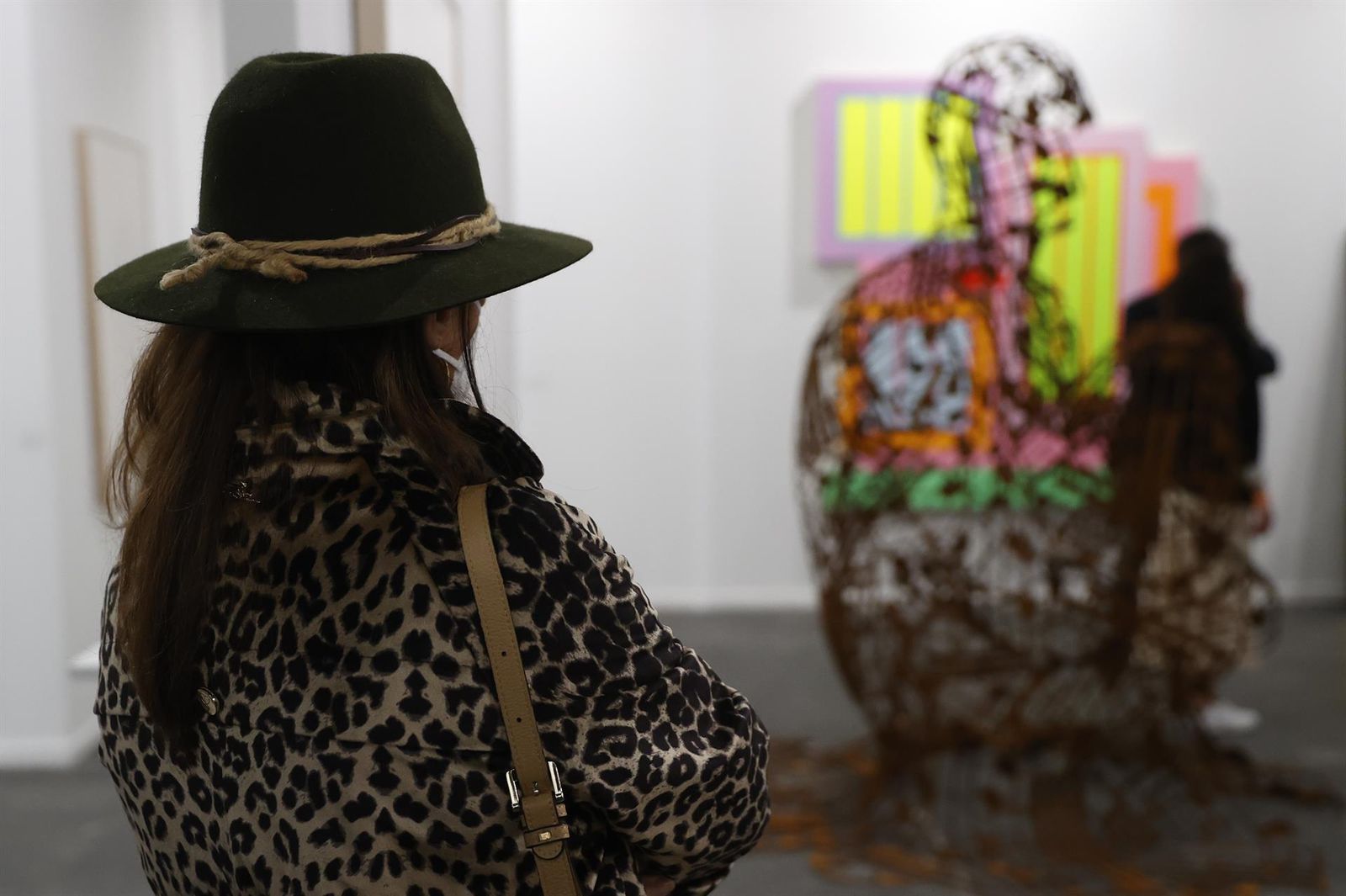 Una mujer observa una de las obras con motivo de la Feria Internacional de ARCO 2022 celebrada este viernes en Madrid.
