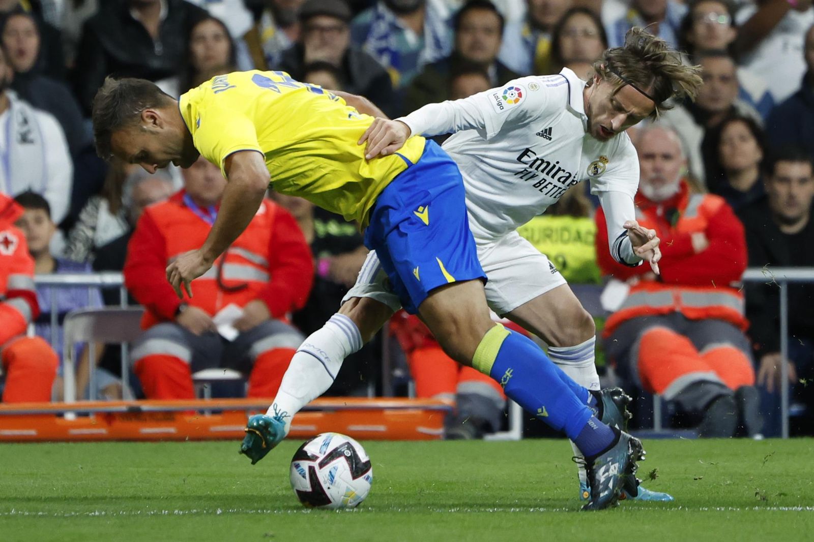 Modric ante el Cádiz