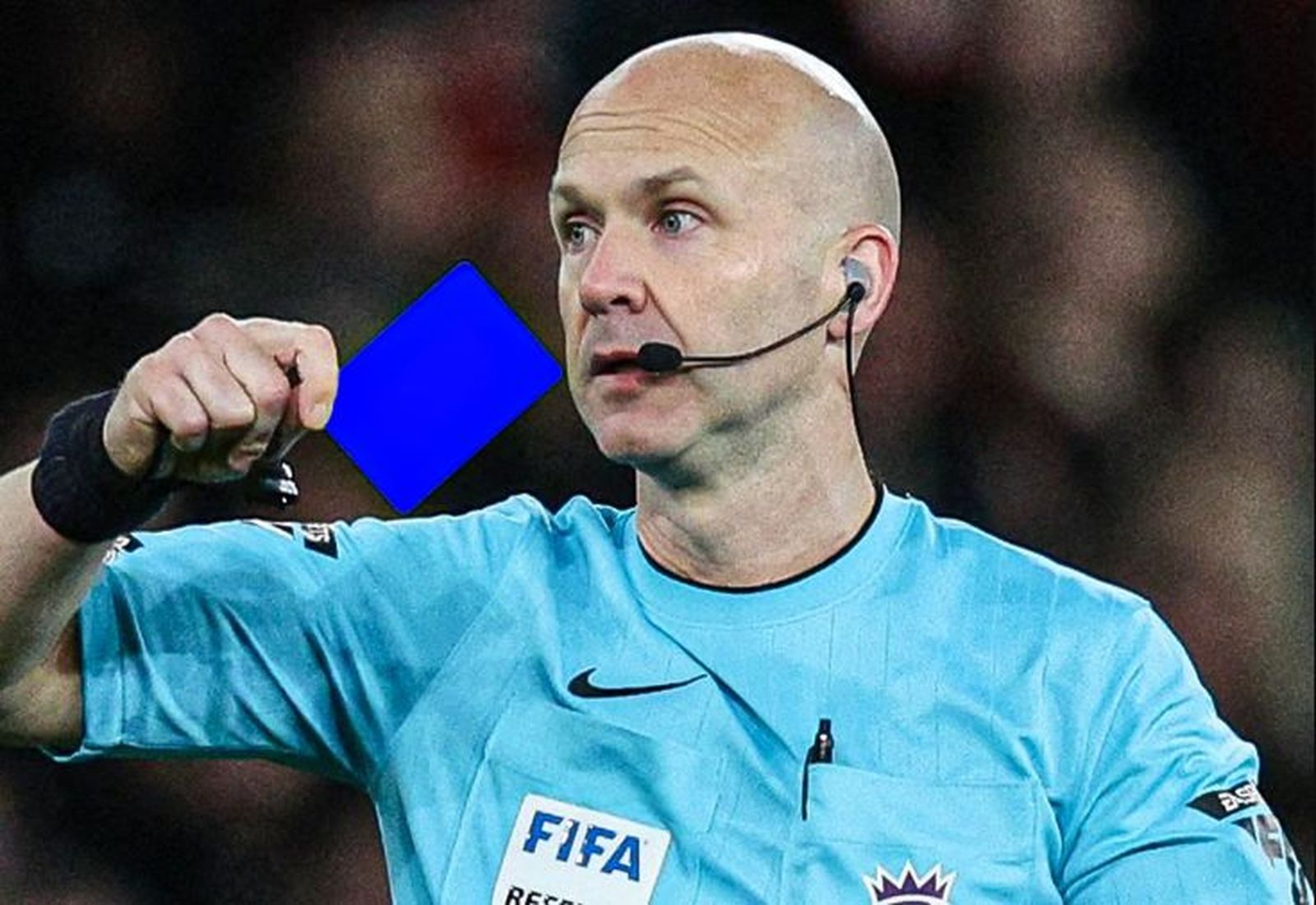 Árbitro mostrando una tarjeta azul