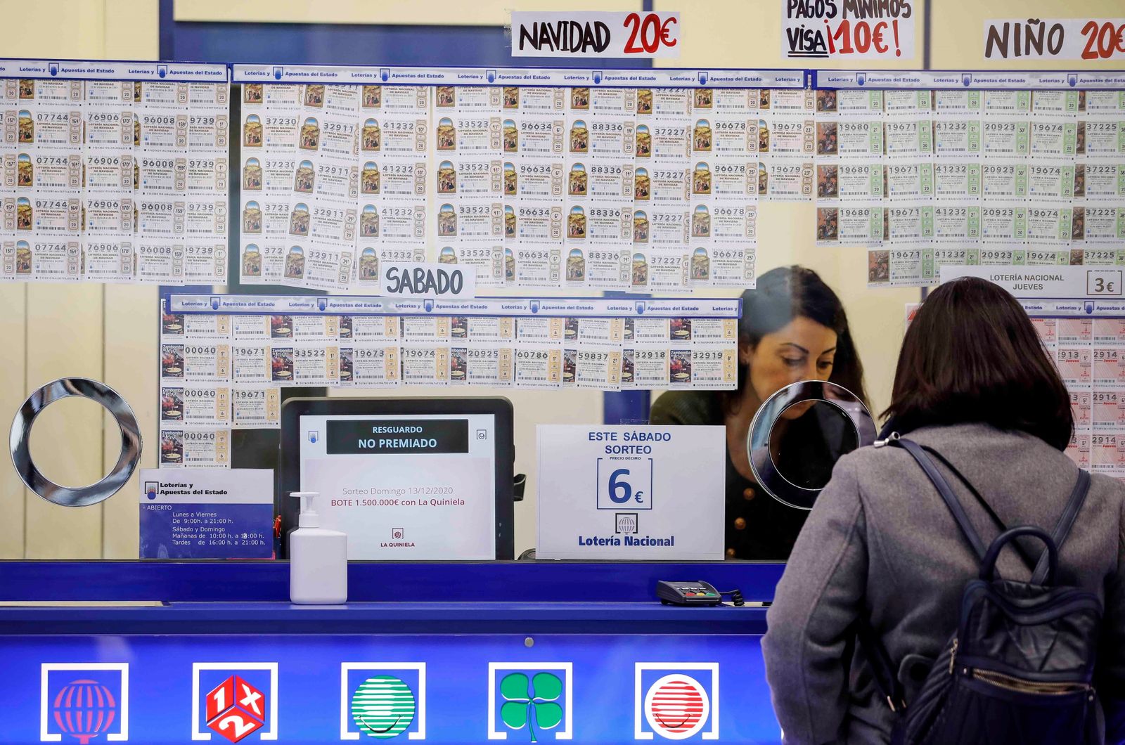 Venta de Lotería de Navidad en una administración de Madrid
