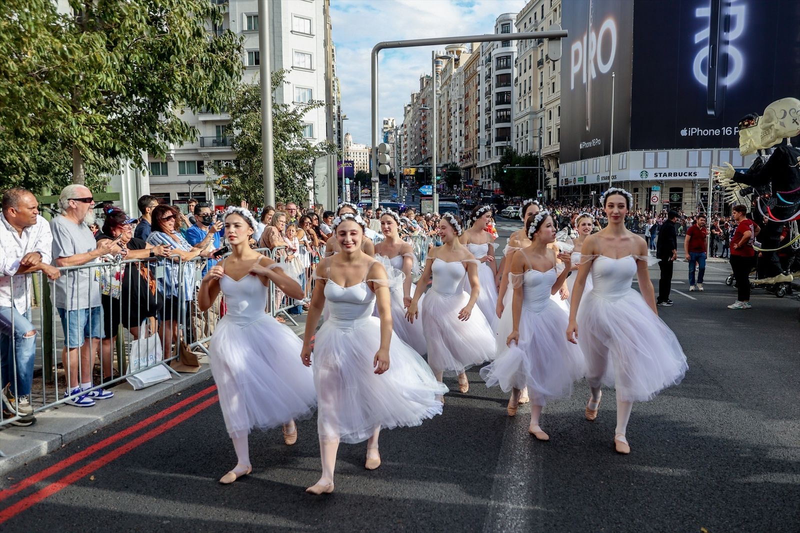 Fotogaleria: El desfile de la Hispanidad llena de color la Gran Vía