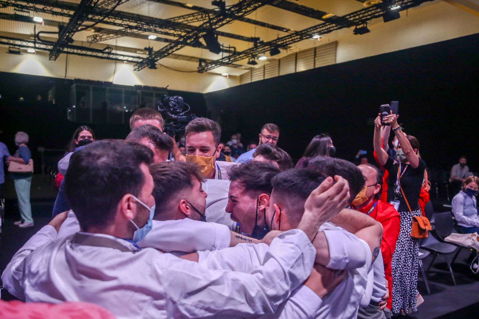 Celebración, después de que Javier Sanz y Juan Sahuquillo, del restaurante Cañitas Maite de Albacete, hayan ganado el Premio Cocinero Revelación del Año en el marco del Congreso Internacional de Gastronomía 'Madrid Fusión 2021'