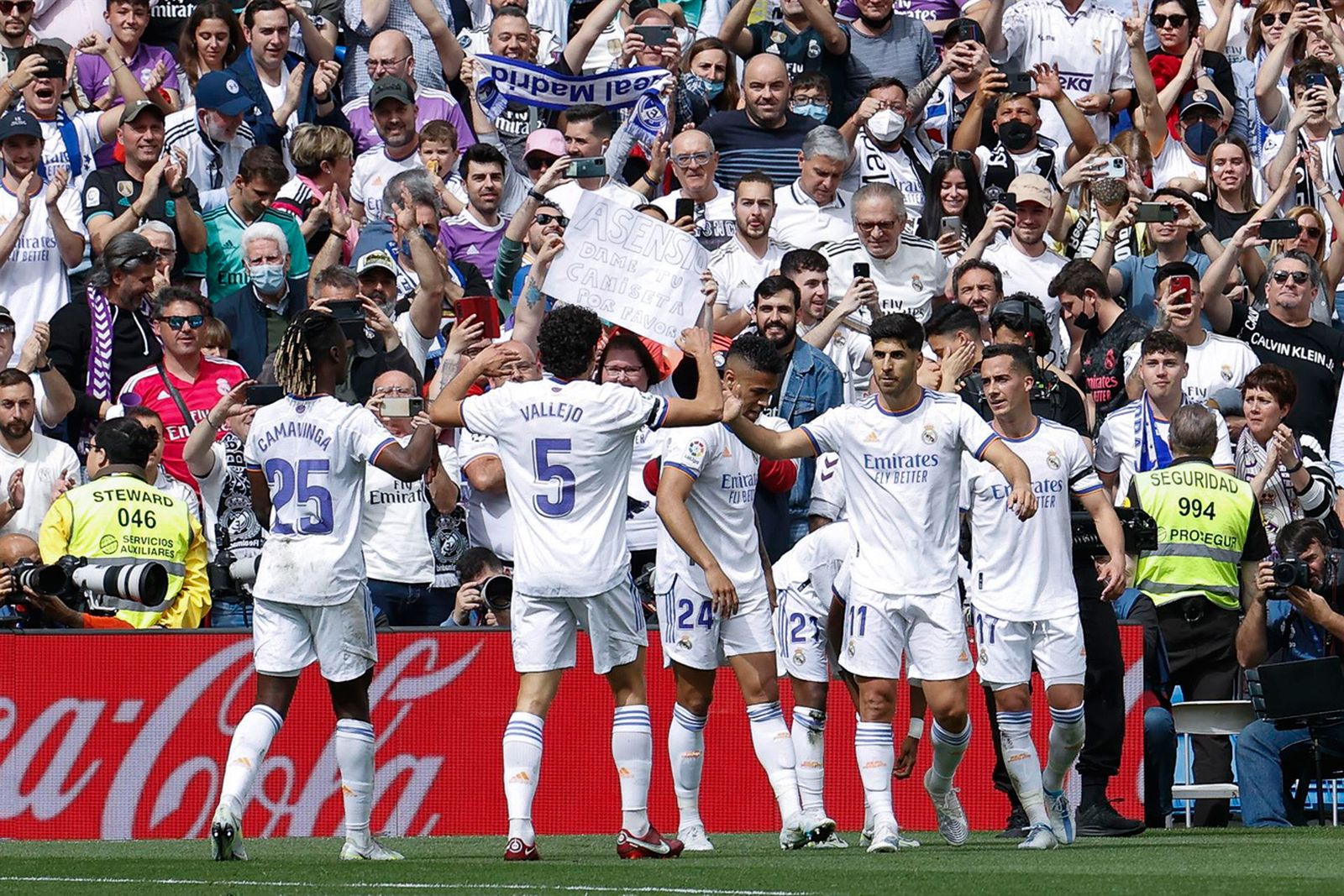 Los jugadores del Real Madrid se abrazan para celebrar un gol ante el Español que vale una Liga, la 35ª