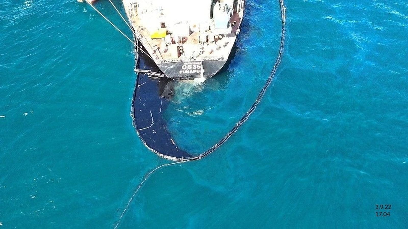 Vacían de lubricante tanques de sala de máquinas del buque varado en Gibraltar