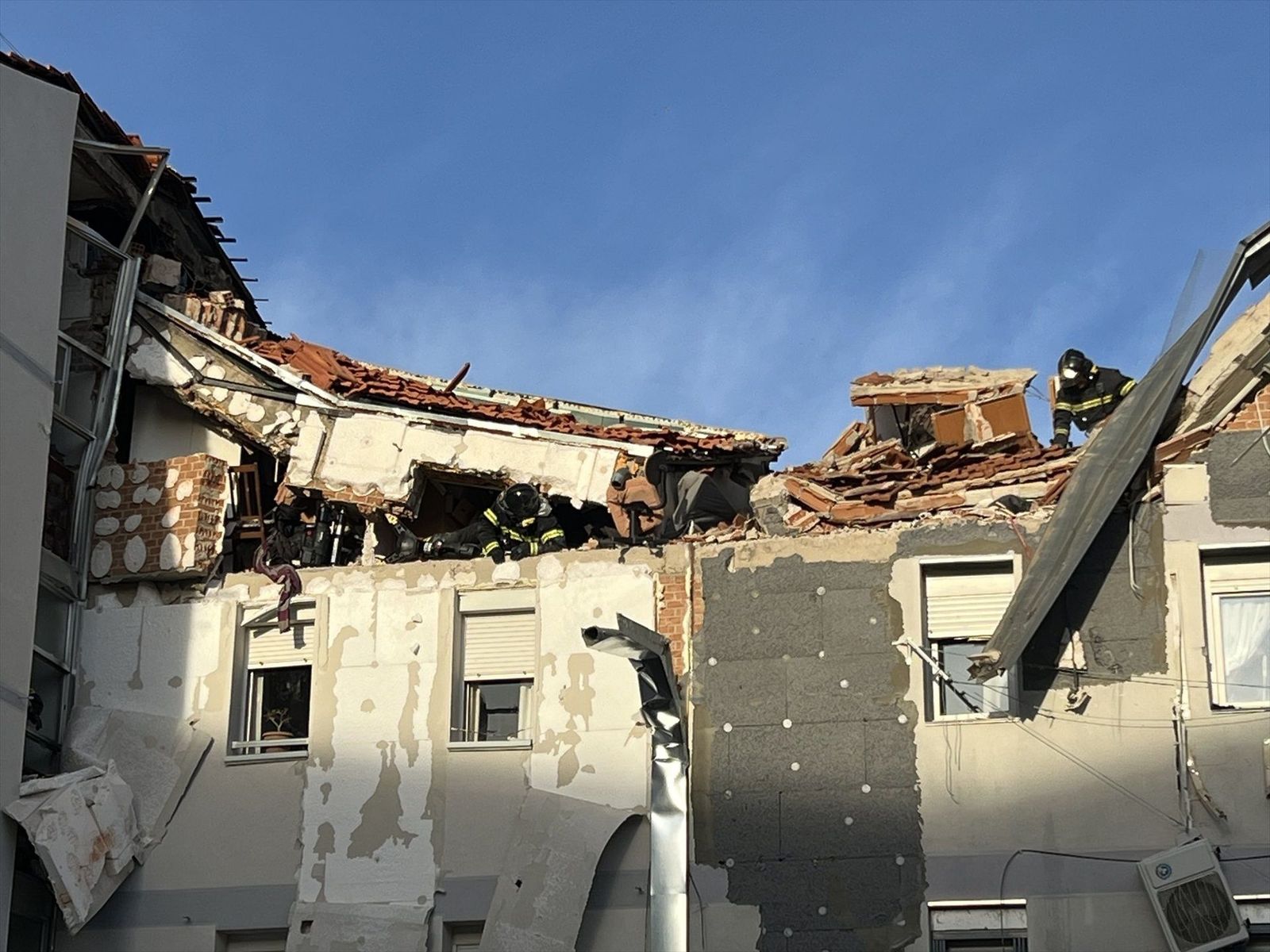 Vecinos del edificio siniestrado por una explosión de gas en Carabanchel regresan a sus casas
