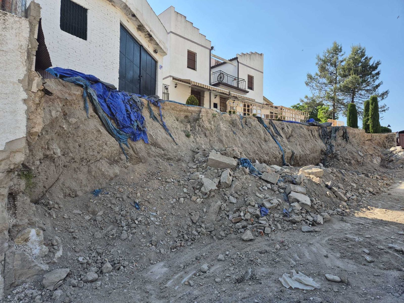 Obras de consolidación del muro de la calle Madrid en Villar del Olmo