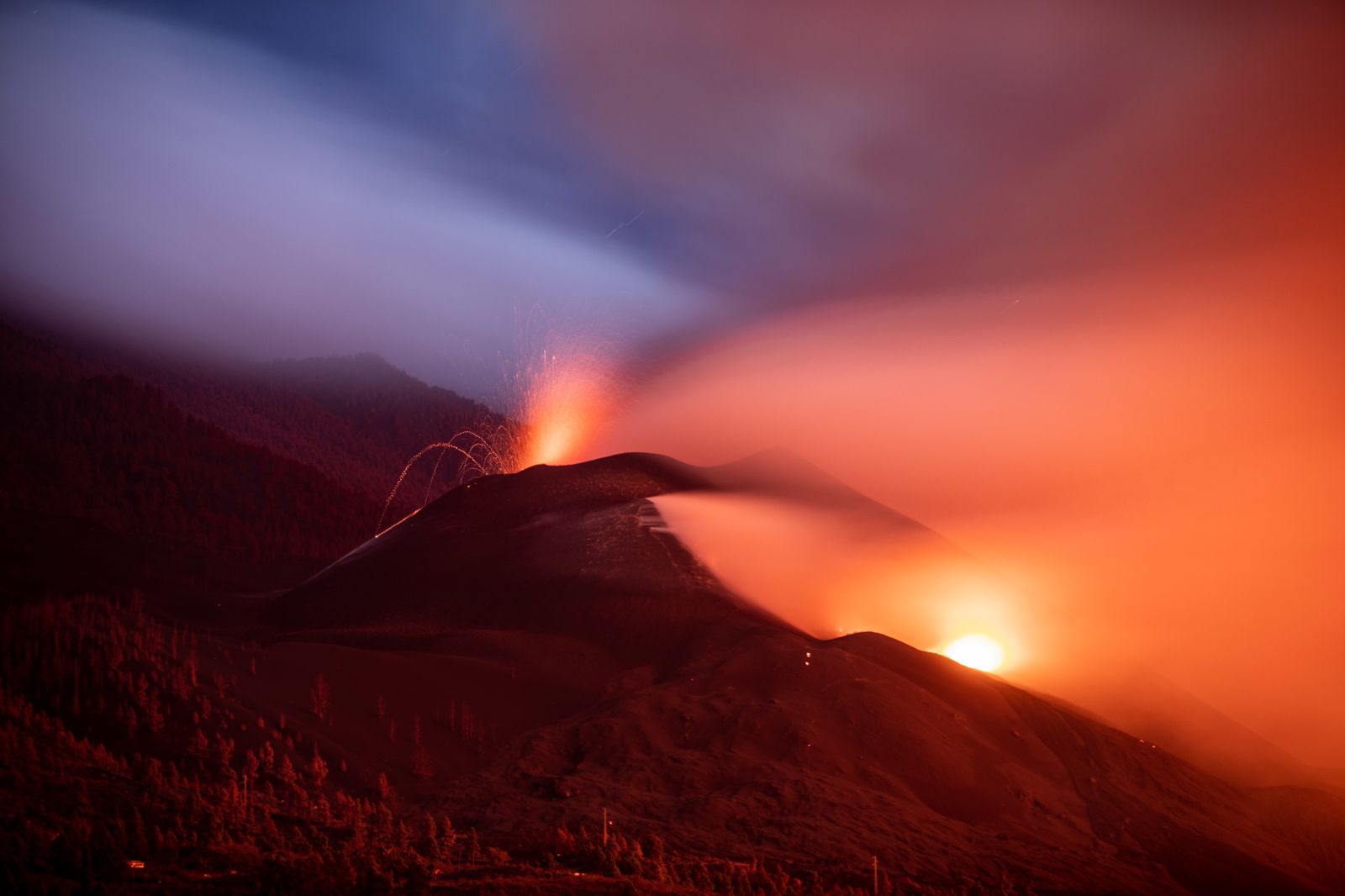 Nube de ceniza y lava salen del volcán Cumbre Vieja