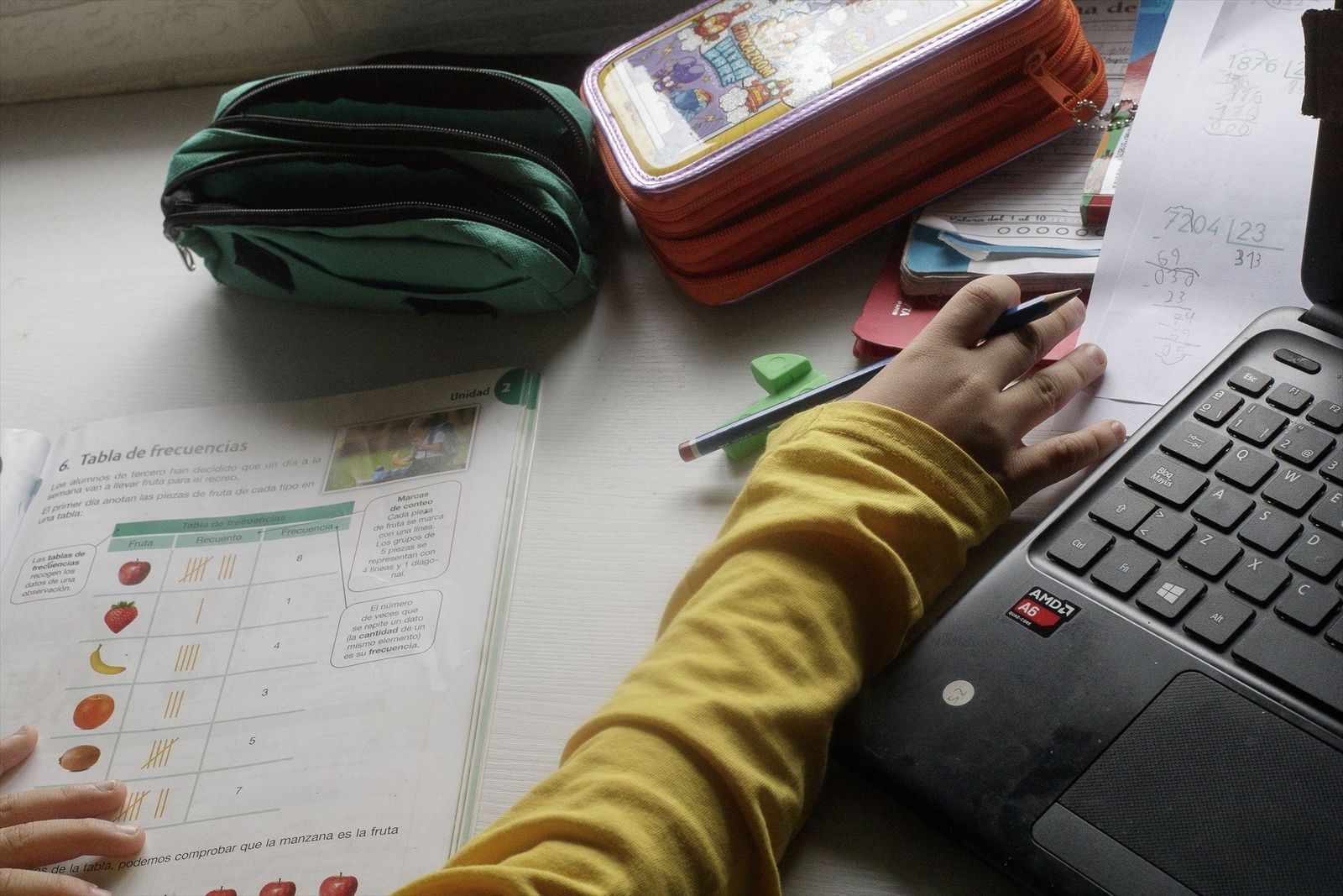 Un niño hace los deberes del colegio