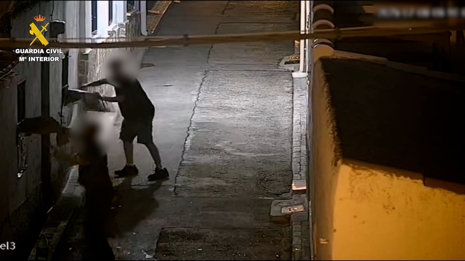 Dos detenidos por arrojar lejía y botellas a la casa de personas vulnerables en Torres de la Alameda