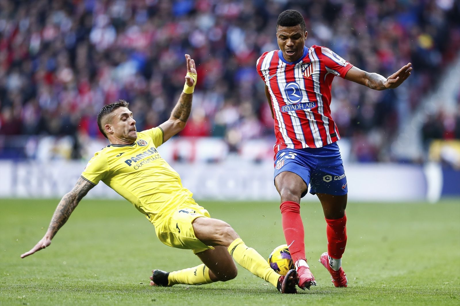 Kiko Femenía trata de frenar al atlético Reinildo