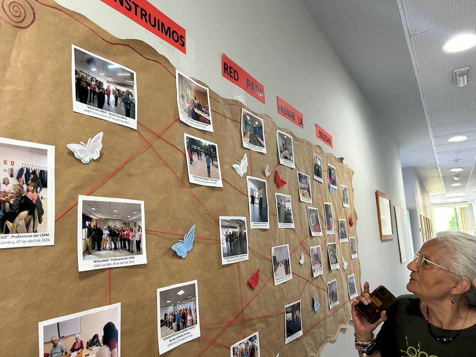 Uno de los murales con fotos de actividades en los centros de mayores de Móstoles