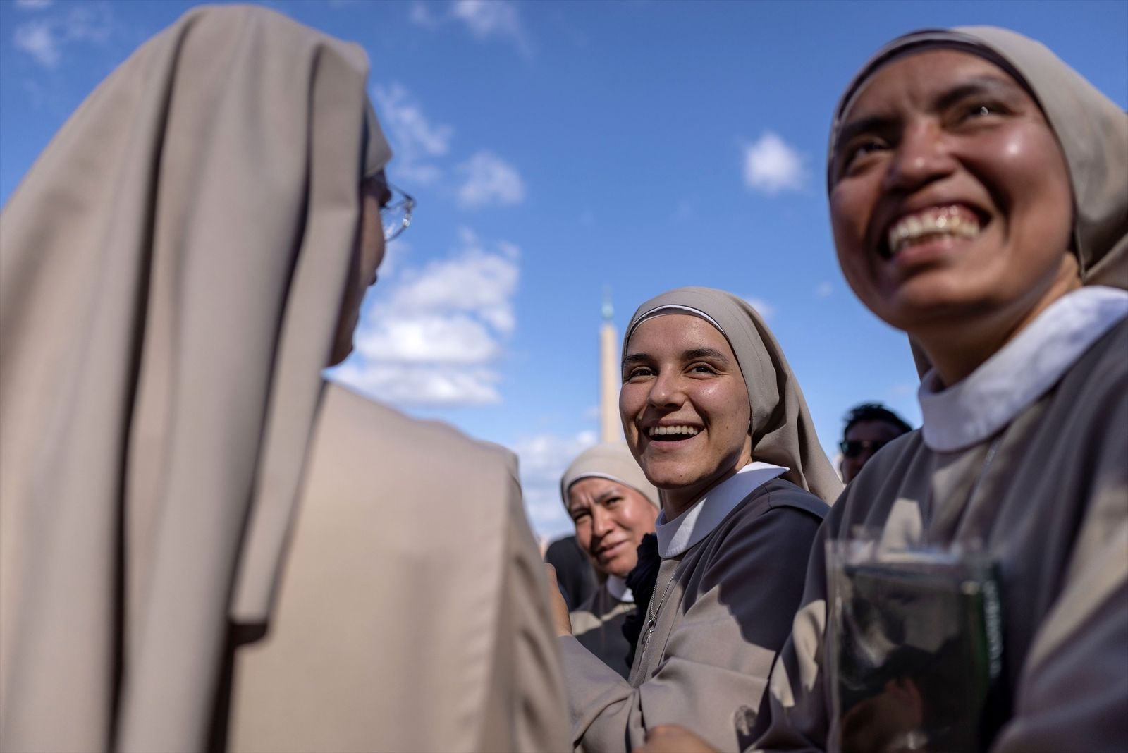 Monjas emocionadas a la espera de las primeras palabras del nuevo Papa