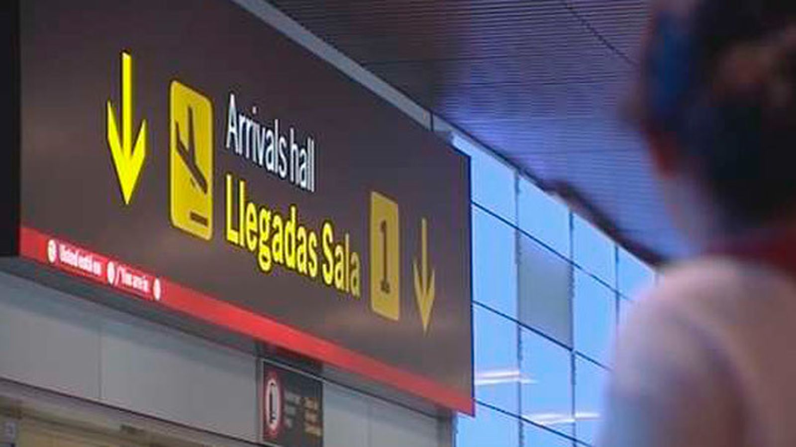 Decenas de saharauis esperan asilo político en una sala del aeropuerto de Barajas
