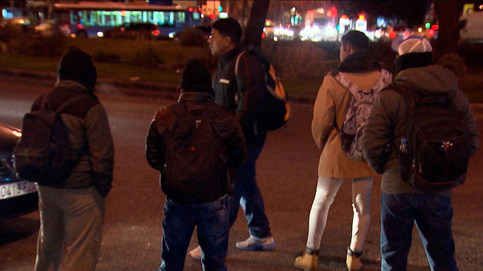 Personas esperando un trabajo en negro en Plaza Elíptica