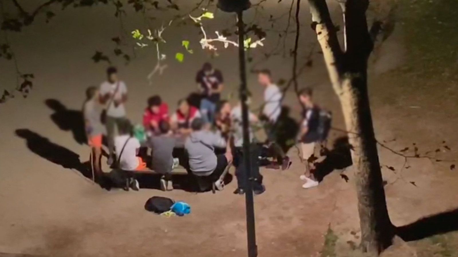 Botellones, música y sin mascarillas a altas horas de la noche, en San Juan Bautista