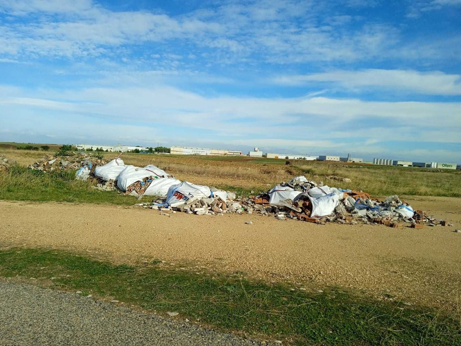 Vertido de escombros en un camino de Campo Real