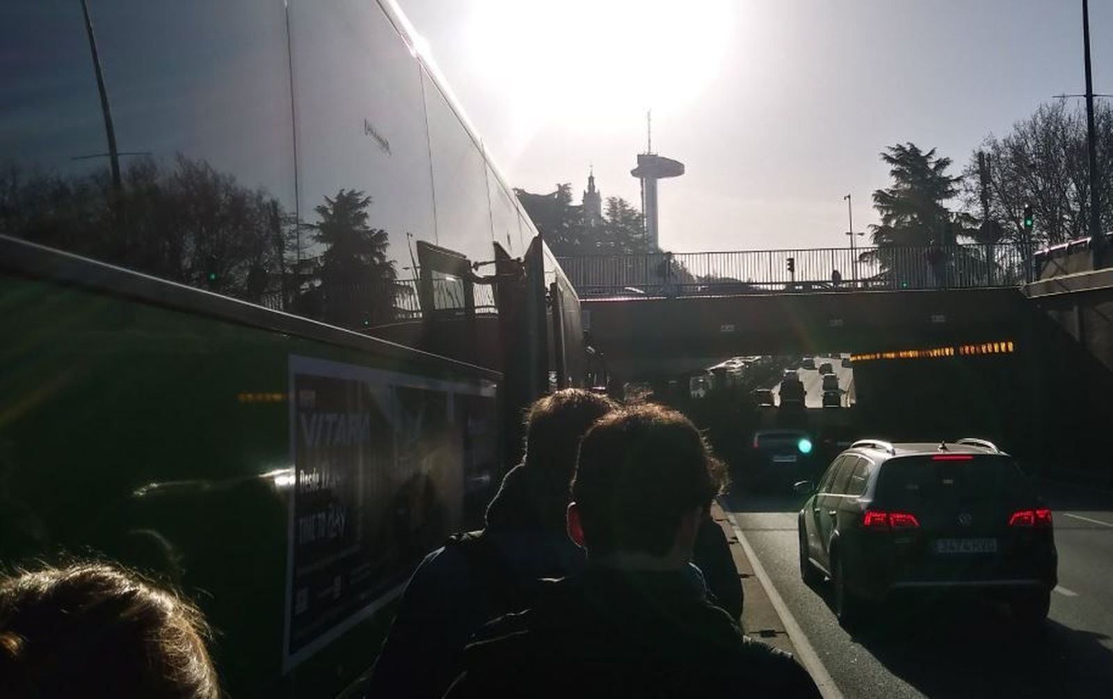 Decenas de viajeros caminan por el Bus Vao de la A-6 a Moncloa tras la avería de un autobús