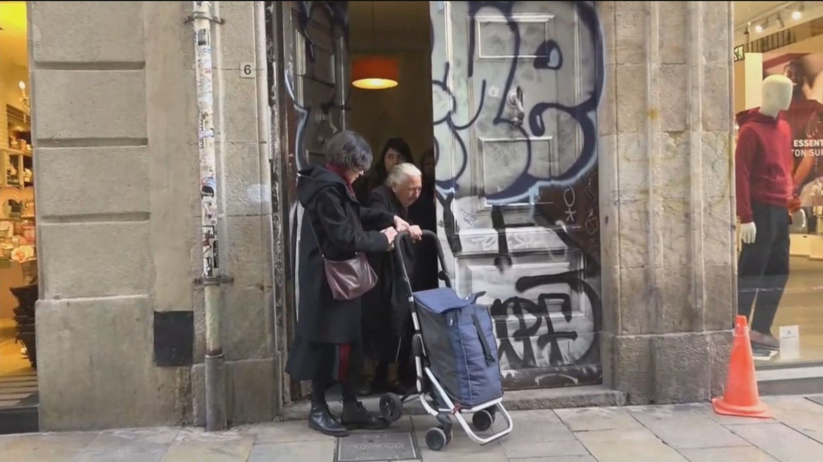 Desahucian en Barcelona a una mujer de 78 años que debía 88 euros
