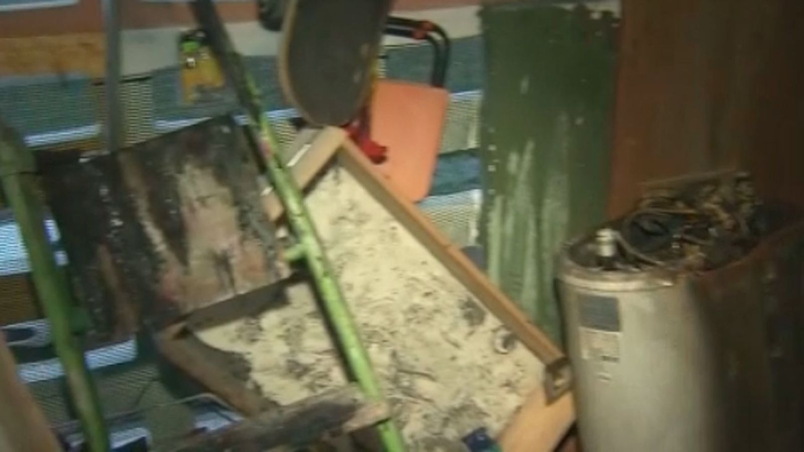 Un petardo lanzado por un chaval incendia una casa en Humanes y causa serios daños