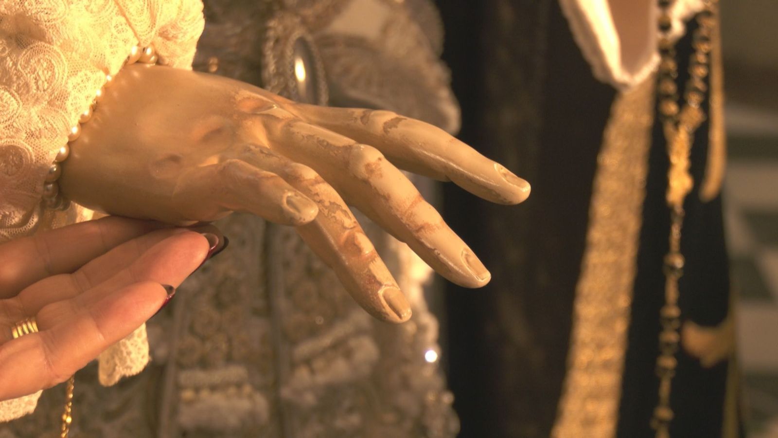 El besamanos a la Virgen de los Dolores atrae a multitud de fieles en la Basílica de Medinaceli