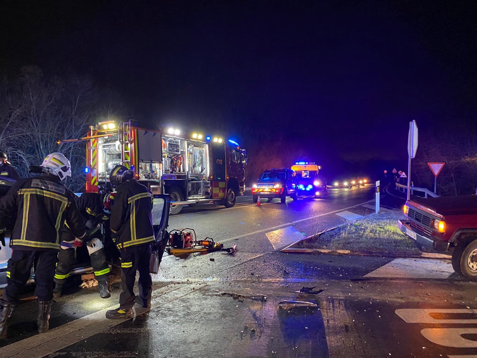 Bomberos de la Comunidad de Madrid intervienen en un accidente de tráfico en  Valdemorillo
