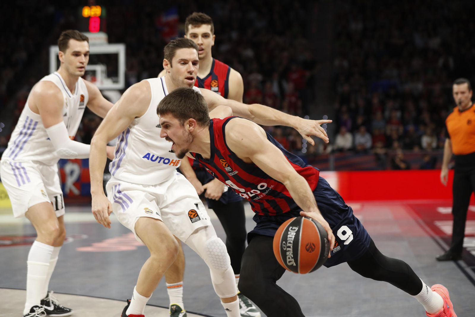 Fabien Causeur intenta impedir el avance de Marinkovic en partido de Euroliga