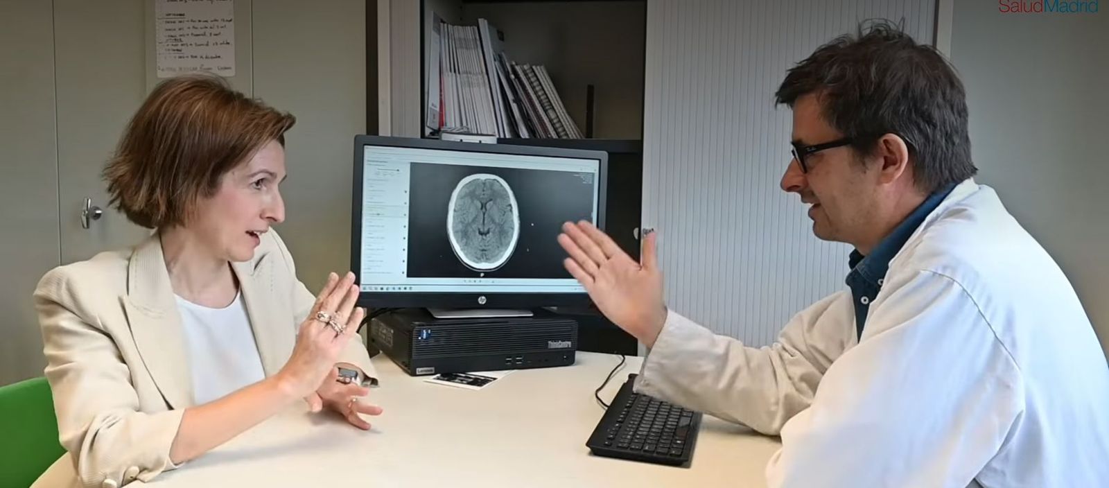 Consulta de una paciente de ictus y un especialista del Hospital Gregorio Marañón