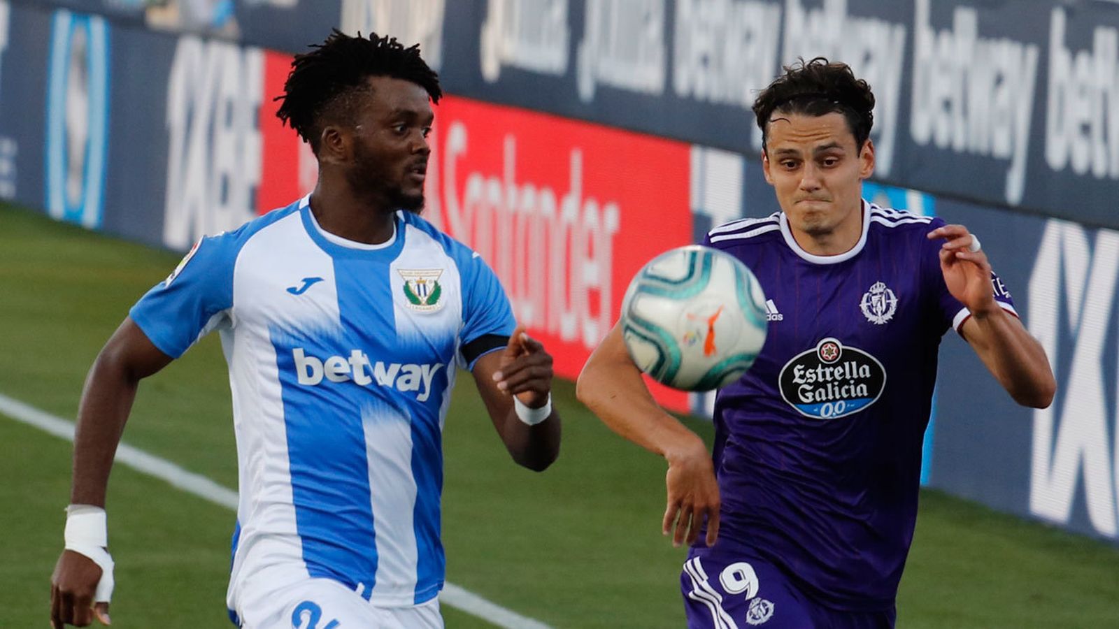 El delantero turco del Valladolid Enes Ünal (d) pelea un balón con el defensa nigeriano del Leganés Chidozie Awaziem