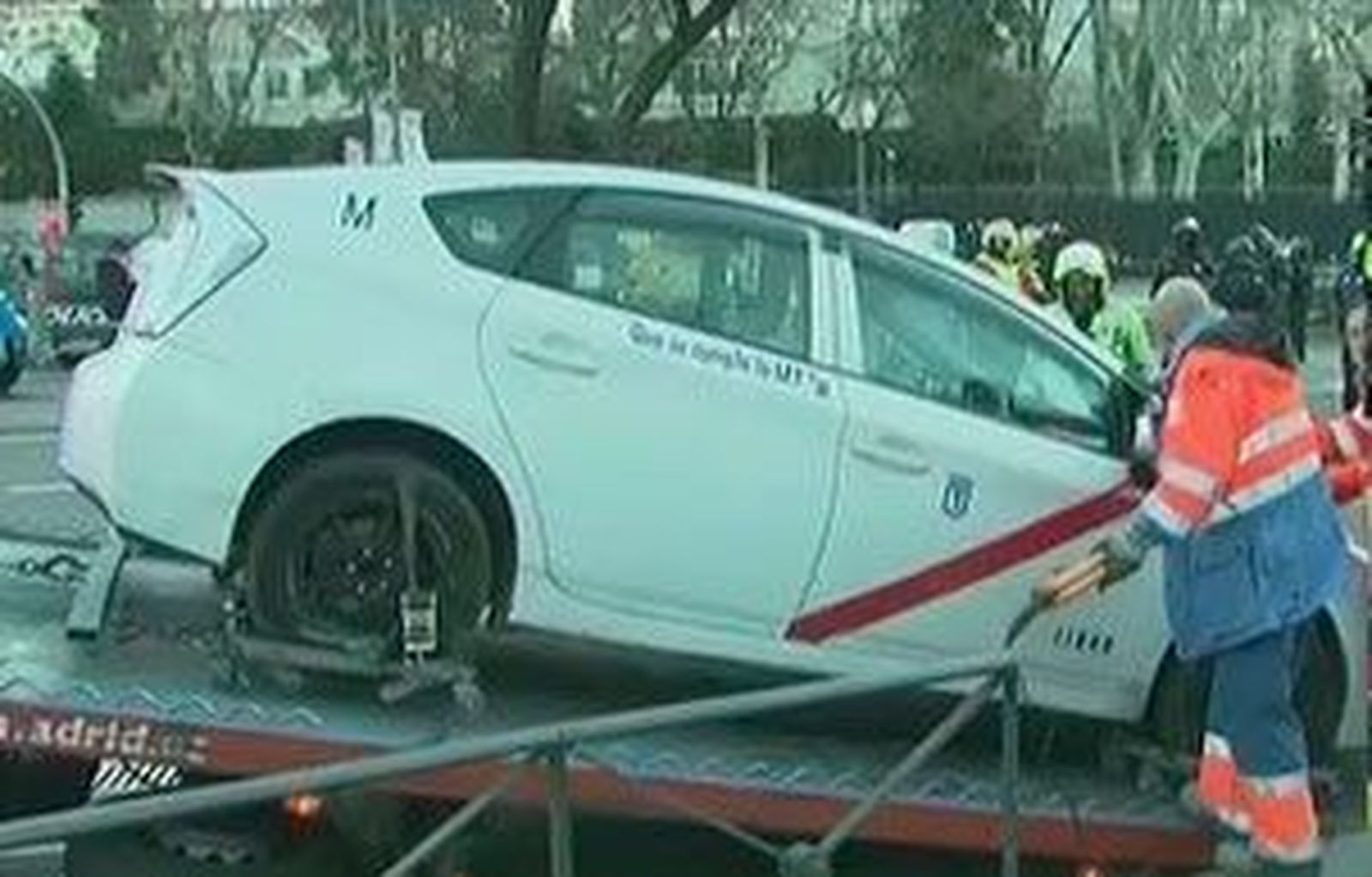 Retiran con grúas los taxis acampados en el paseo de la Castellana