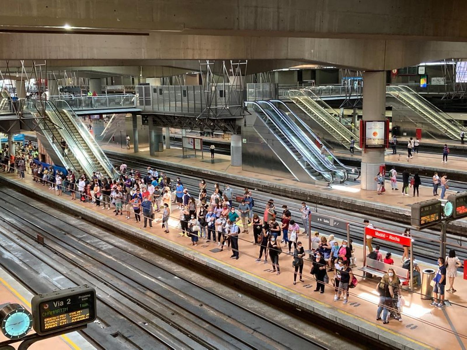 Largas esperas en los andenes de Atocha tras la avería de un tren de cercanías