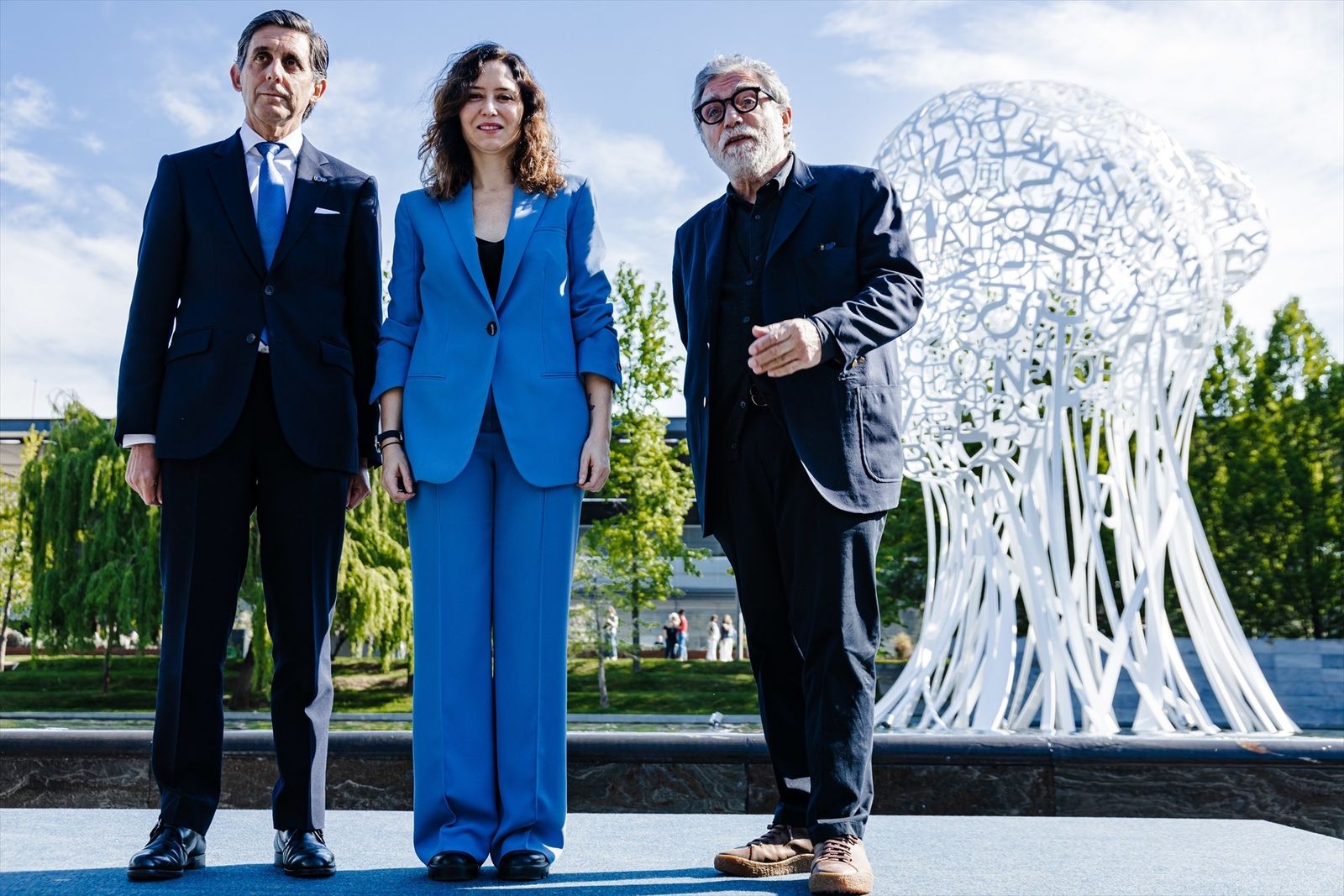 El presidente de Telefónica, José María Álvarez-Pallete López, y la presidenta de la Comunidad, Isabel Díaz Ayuso, dan la bienvenida a la escultura de Jaume Plensa