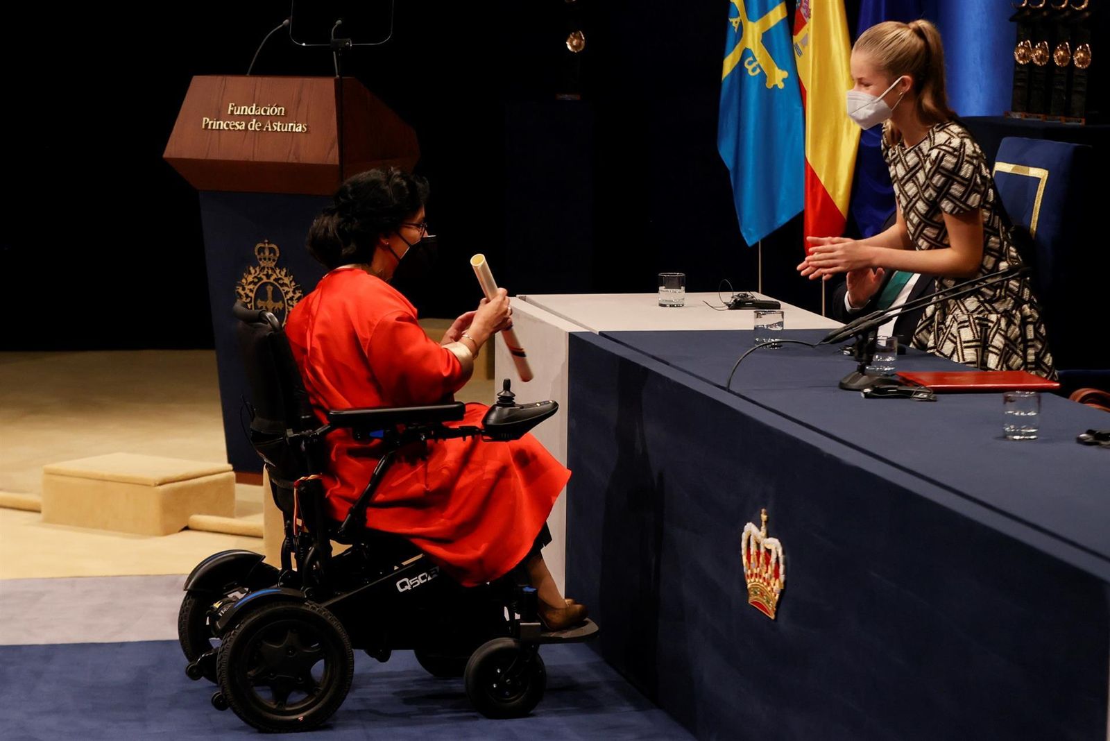 La nadadora Teresa Perales , premio Princesa de Asturias de Deportes, recibe el aplauso de la princesa Leonor