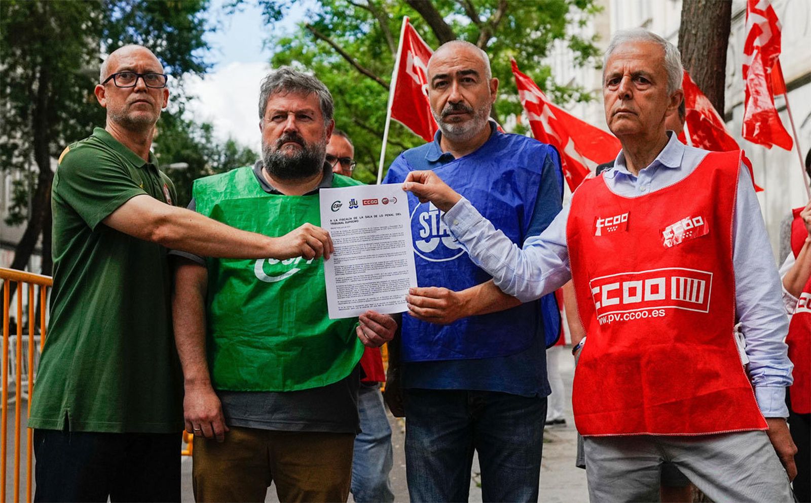 Los funcionarios recluidos en Justicia ponen fin al  encierro en el Ministerio pero avisan: "Continúa el conflicto"