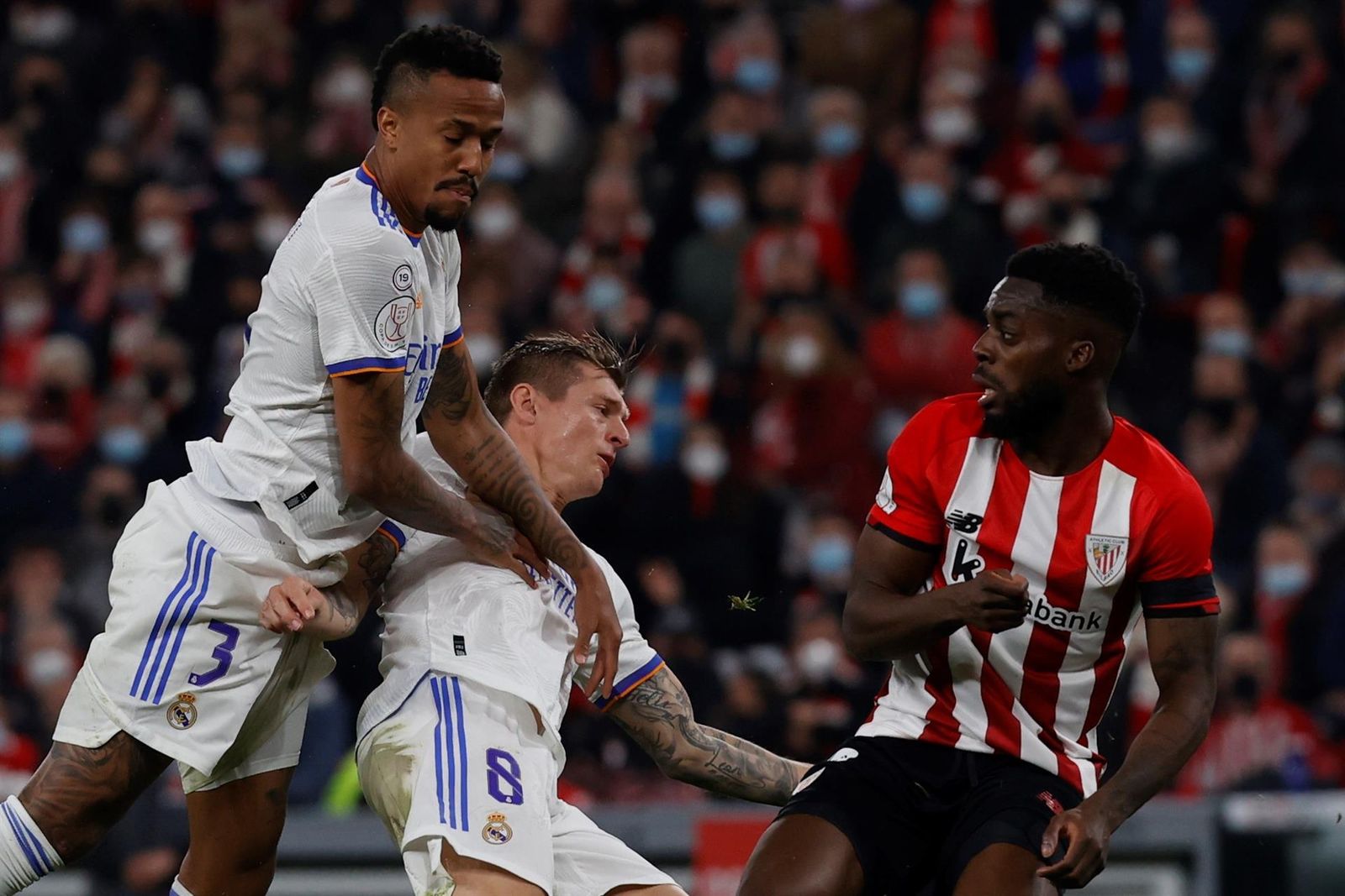 Militao y Toni Kroos, en una jugada ante el delantero del Athletic Club, Iñaki Williams